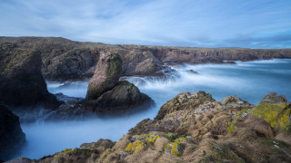 Rocky cliff lake mountains misty - a rocky cliff free wallpaper