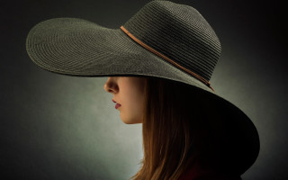 Woman hat longhair redshirt shadow - a shadow free wallpaper