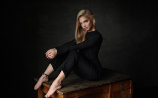Woman sitting crossed legs portrait 5 - her leg free wallpaper for desktop
