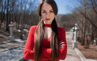 Woman park portrait redjacket browneyes - the background and a bench in the foreground free wallpaper