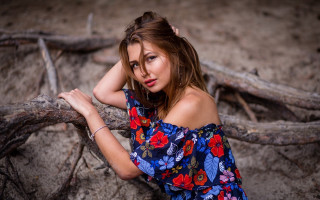 Woman blue dress red flowers - a red lip free wallpaper
