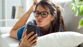 Surprised woman couch phone plaid - text free wallpaper