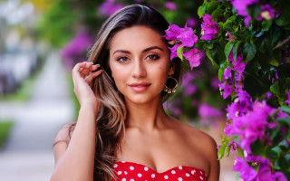 Araceli gilbert polka dot dress - a portrait free wallpaper for desktop