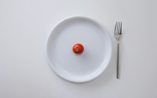 Tomato plate fork knife white - minimalist free wallpaper