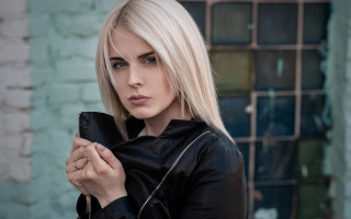 Blonde woman black purse serious - a black purse free wallpaper