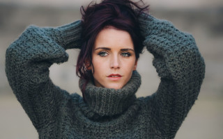 Red haired woman green sweater - perfect eye free wallpaper