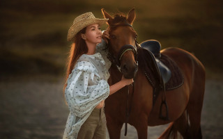 Woman hat petting horse dirt - a woman in a hat free wallpaper