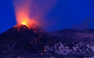 Volcano eruption night lava smoke - a volcano free wallpaper