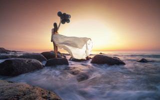 Woman rocks ocean balloons white - balloon free wallpaper