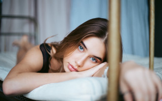 Woman bed serious blueeyes blurry - serious free wallpaper for desktop