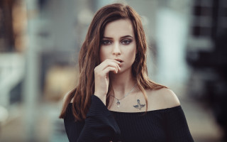 Woman longhair blacktop portrait jewelry 2 - a black top free wallpaper