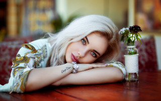 White hair woman vase flowers - a vase of flowers free wallpaper