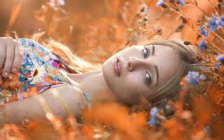 Girl autumn flower smile fire - a field of flowers free wallpaper