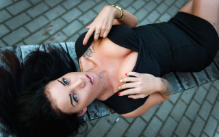 Tattooed woman bench sexy brick - tattoo free wallpaper
