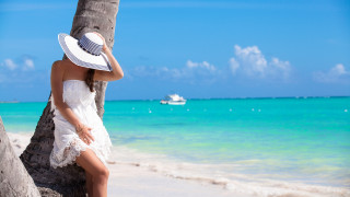 Woman white hat beach boat - a white hat free wallpaper