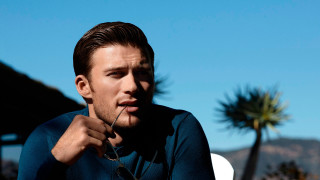 Bearded man blue shirt holding - alexander kucharsky free wallpaper