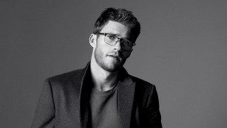 Man glasses posing black white - a picture free wallpaper