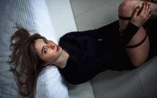 Woman bed crossed portrait elina - elina karimova free wallpaper