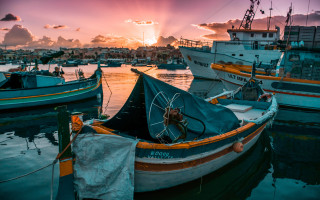 Harbor boats sunset city skyline - a group of boats free wallpaper