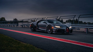 Bugatti night tiltshift 4kuhd city - a dark sky in the background free wallpaper