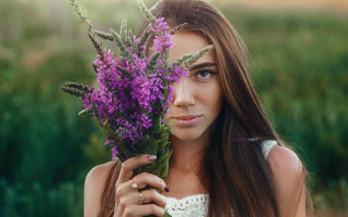 Woman holding flowers serious portrait - portrait photography free wallpaper