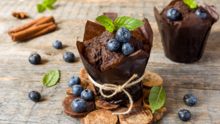 Blueberry muffin cinnamon wooden table - a wooden table free wallpaper