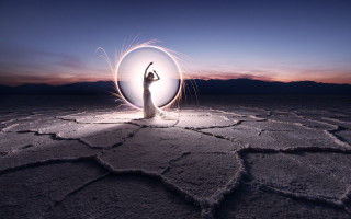 Woman circle arms up light - a circle free wallpaper