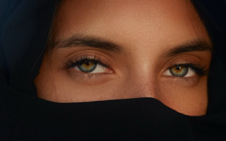 Black veil brown eyes photorealistic - perfect eye free wallpaper