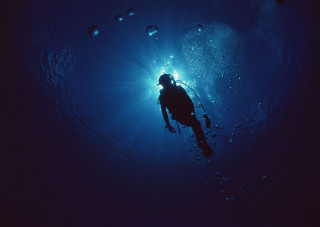 Scuba diver swimming light bubbles - the water free wallpaper