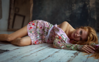 Young woman laying blurry floral - a young woman free wallpaper