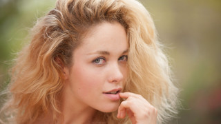 Blonde woman portrait fur mole - her cheek free wallpaper