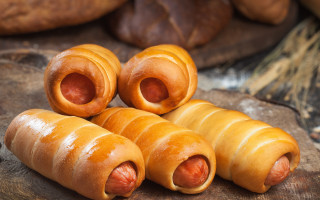 Hot dogs bun wooden table - hot free wallpaper