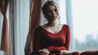 Woman couch window portrait blurry 2 - a couch in front free wallpaper