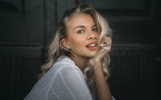 Eszter blonde white shirt portrait - portrait photography free wallpaper for desktop