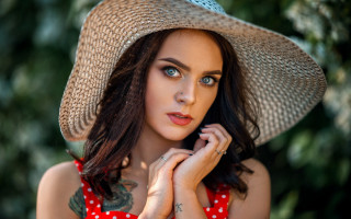 Woman hat reddress portrait blueeyes - her chin free wallpaper