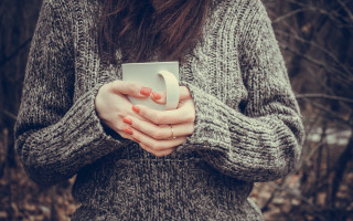 Woman holding cup forest gray - a cup free wallpaper