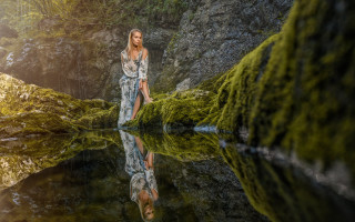 Woman rock water mossy wall - mossy free wallpaper
