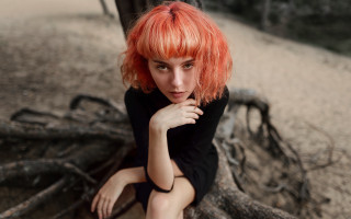 Red haired woman sitting tree - the sand free wallpaper