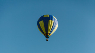 Hot air balloon blue yellow - hot air balloon free wallpaper