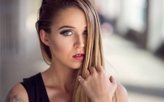 Woman ring blacktop tattoo blonde - her finger free wallpaper