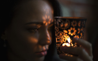 Woman candle dark blurry depthoffield - a woman holding free wallpaper