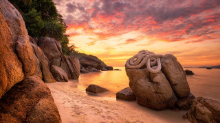 Rock formation beach sunset sky - a pink sky free wallpaper