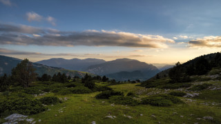 Grassy field mountains sunset clouds 2 - a grassy field free wallpaper