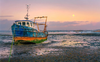 Boat beach ocean sunset moon - top of a beach next free wallpaper