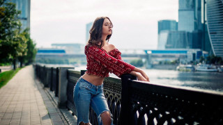Woman fence water city red - a fence free wallpaper