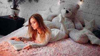 Girl reading bed teddy pink - soft free wallpaper