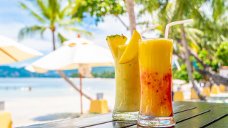 Beach juice glasses ocean umbrella - cui bai free wallpaper