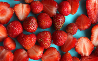Strawberries blueplate whitebackground blueborder minimalist - still free wallpaper