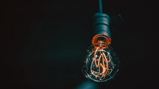 Lightbulb glowing wire black background - free light wallpaper