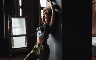 Woman leaning wall fashion arabesque - bettina heinenayech free wallpaper